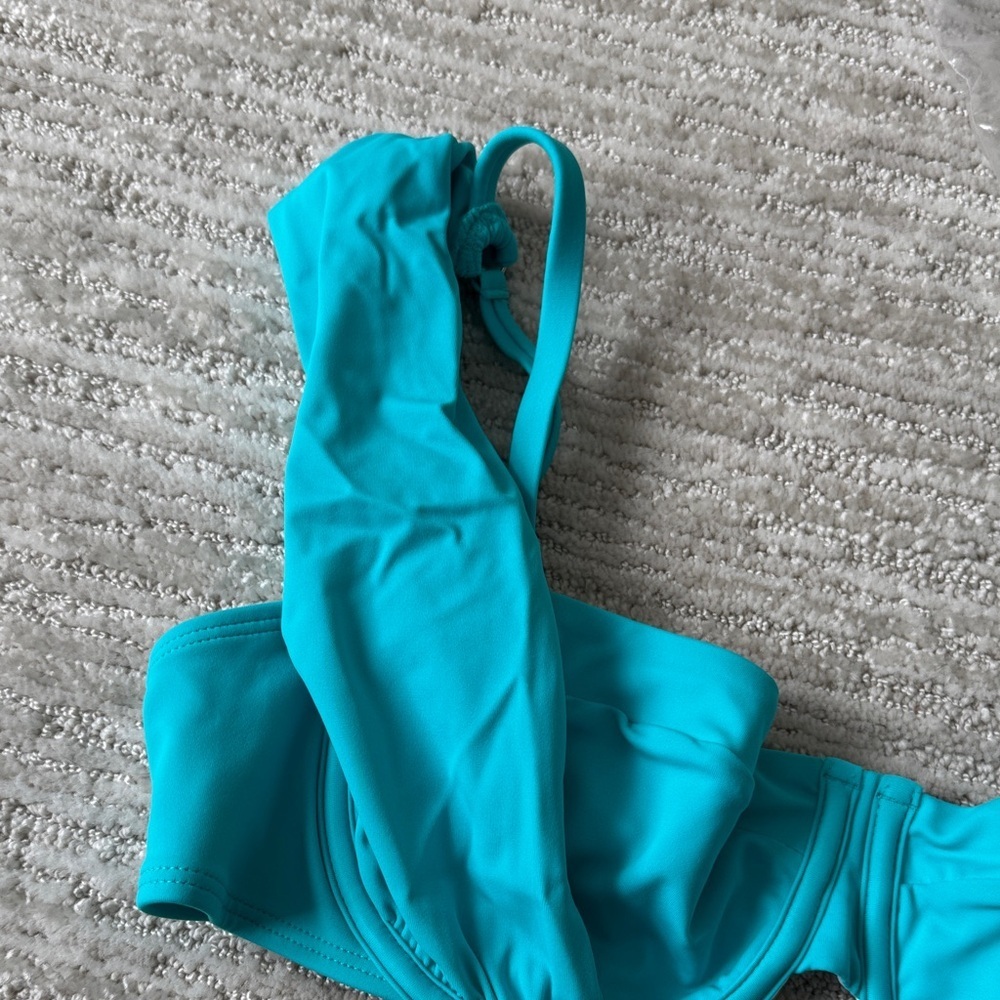 New! VENUS Aqua uplift Marilyn Bikini Top - Picture 2 of 5